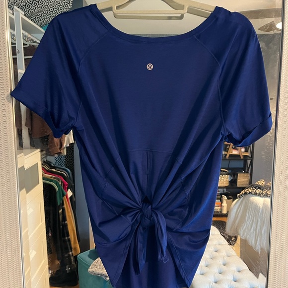 lululemon athletica Tops - Lululemon Open Up Tie Back Tee. Sz 8. Like new, excellent condition
